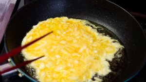 卵と玉ねぎを揚げ焼き